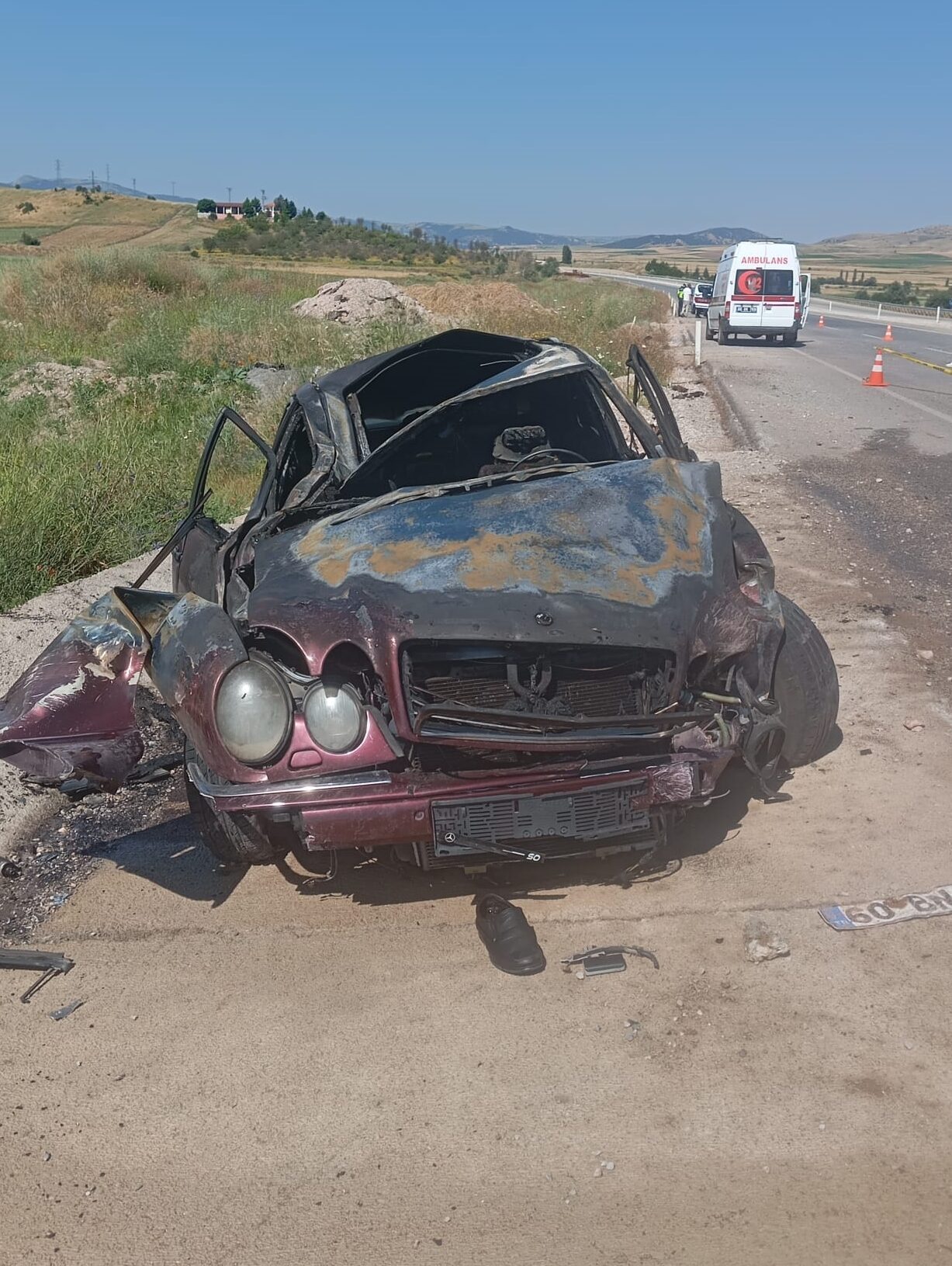YOZGAT (AA) – Yozgat'ın Aydıncık ilçesinde devrilen otomobilin alev alması