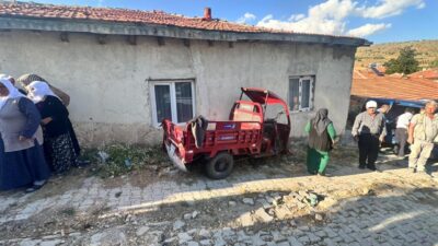 YOZGAT (AA) – Yozgat'ın Aydıncık ilçesinde duvara çarpan üç tekerlekli