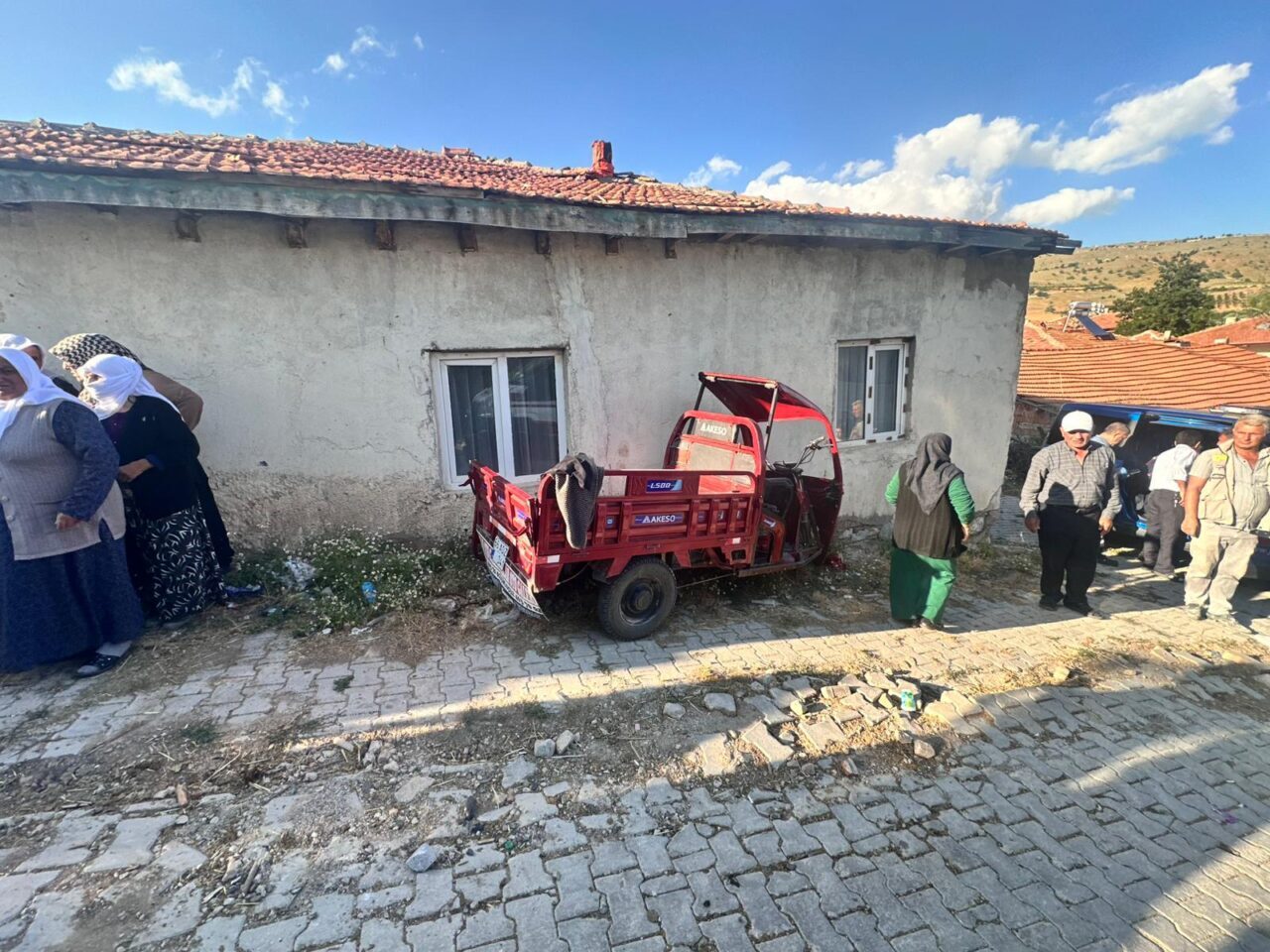 YOZGAT (AA) – Yozgat'ın Aydıncık ilçesinde duvara çarpan üç tekerlekli