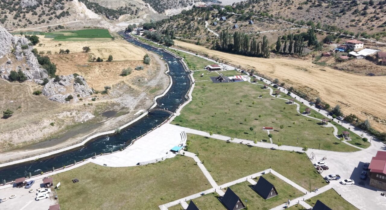 YOZGAT (AA) – Yozgat'ın Çekerek ilçesinde bulunan yapay rafting parkuru,