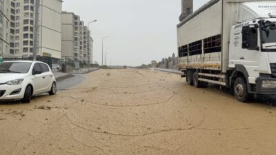 YOZGAT (AA) – Yozgat'ta etkili olan sağanak nedeniyle cadde ve