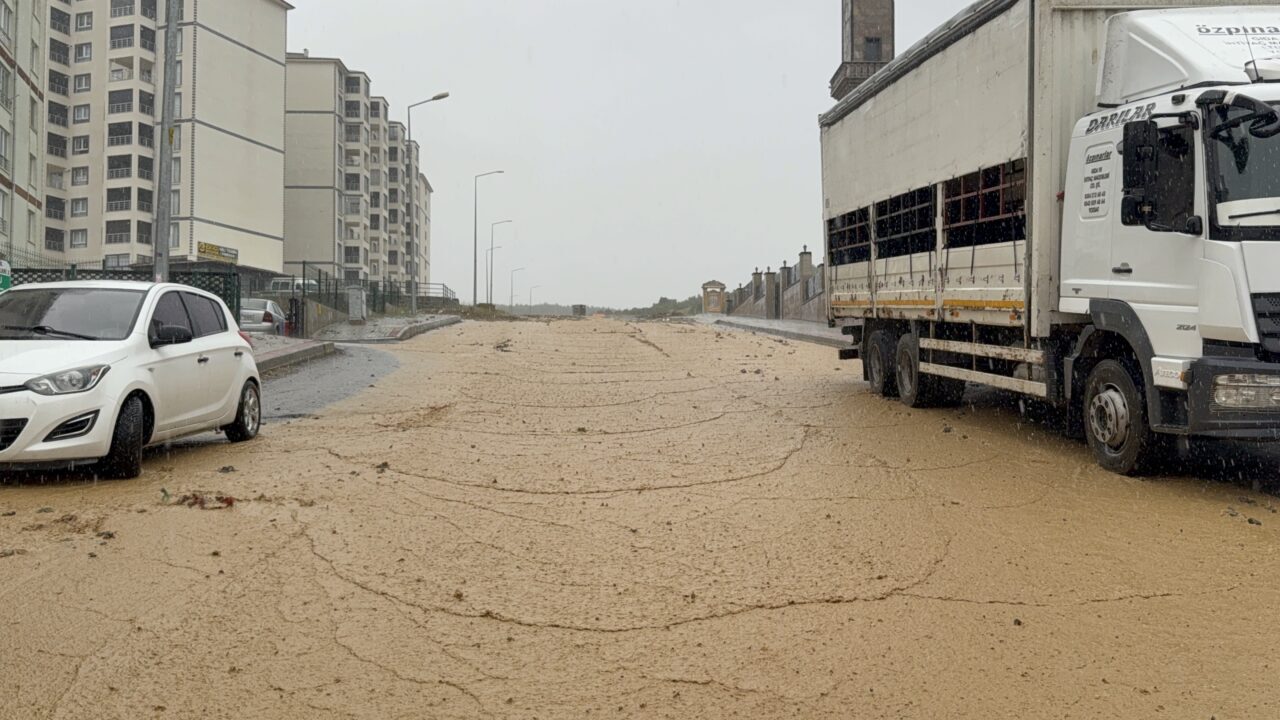 YOZGAT (AA) – Yozgat'ta etkili olan sağanak nedeniyle cadde ve