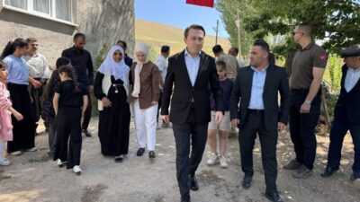 HAKKARİ (AA) – Hakkari'nin Yüksekova ilçesinde merada otlayan ineğinin tepeden