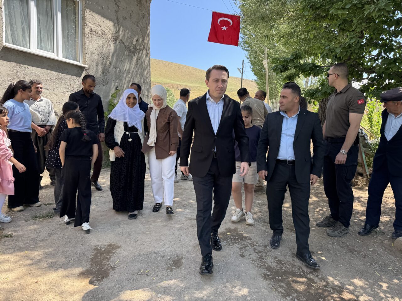 HAKKARİ (AA) – Hakkari'nin Yüksekova ilçesinde merada otlayan ineğinin tepeden