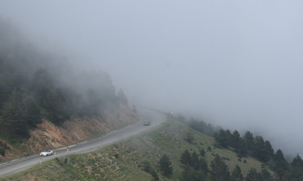 GÜMÜŞHANE (AA) – Gümüşhane-Trabzon il sınırındaki Zigana Dağı'nda, sis etkili