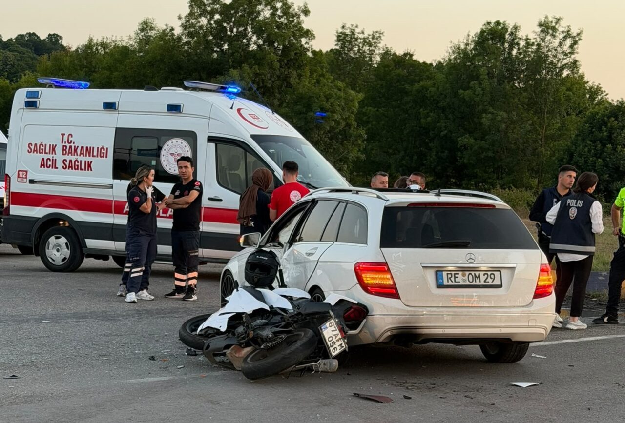 ZONGULDAK (AA) – Zonguldak'ın Çaycuma ilçesinde otomobil ile motosikletin çarpıştığı