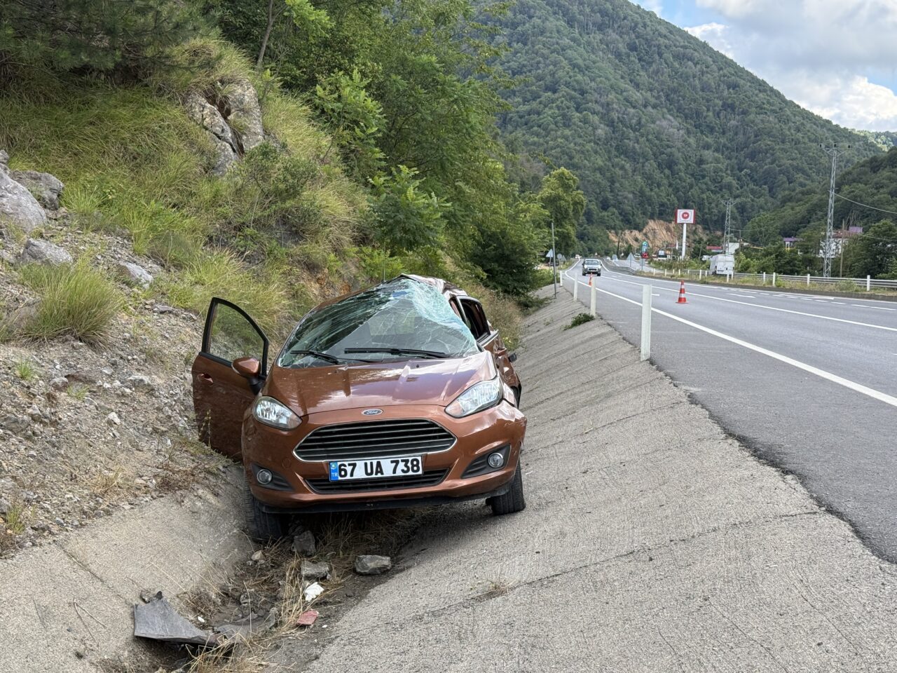 ZONGULDAK (AA) – Zonguldak'ın Kozlu ilçesinde tır ile otomobilin çarpışması