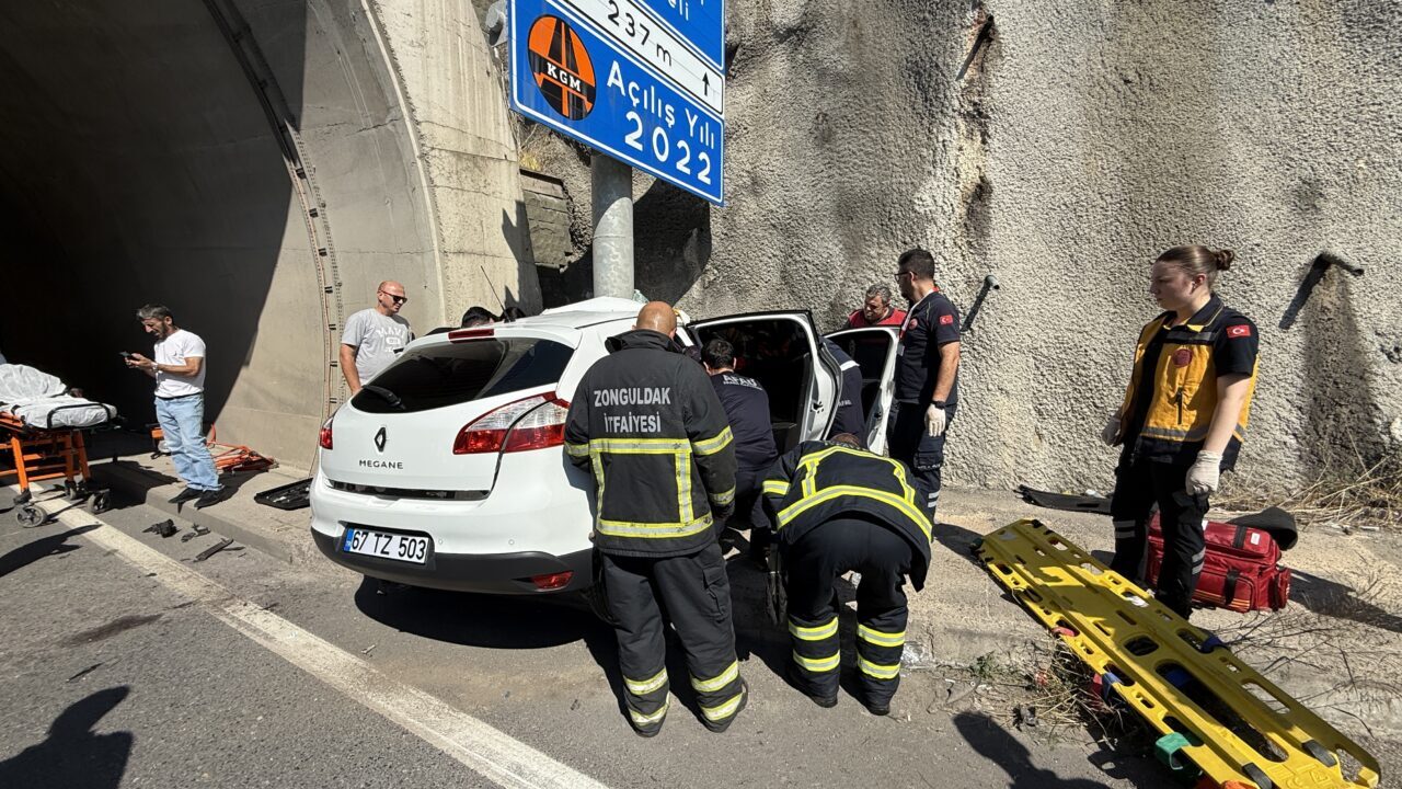 ZONGULDAK (AA) – Zonguldak’ta tünel girişine çarpan otomobilin sürücüsü ağır