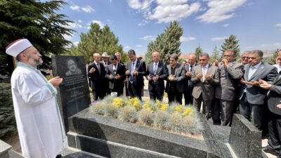 - Neşet Ertaş'ın oğlu Hüseyin Ertaş:
- "Onun, insani tarafının yanı