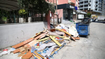 ADANA (AA) – Adana'nın merkez Seyhan ilçesinde bazı sokaklarda biriken