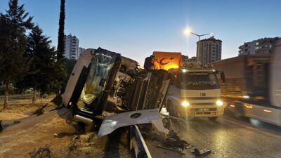 ADANA (AA) – Adana'da 2 tır, 1 kamyon ve 1