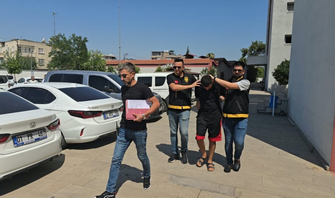 - Zanlılardan birinin arka koltuktaki çantayı çalması araç içi kamerasınca