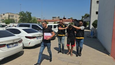 - Zanlılardan birinin arka koltuktaki çantayı çalması araç içi kamerasınca