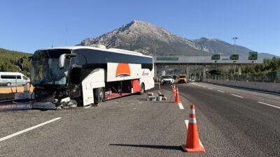 ADANA (AA) – Adana'nın Pozantı ilçesinde otoyol gişelerindeki beton bariyere