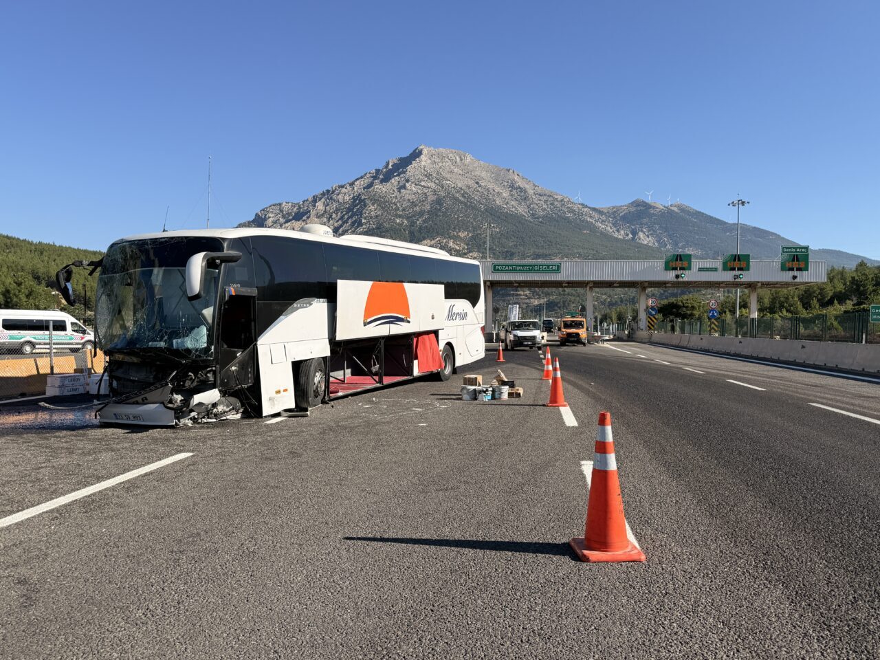 ADANA (AA) – Adana'nın Pozantı ilçesinde otoyol gişelerindeki beton bariyere