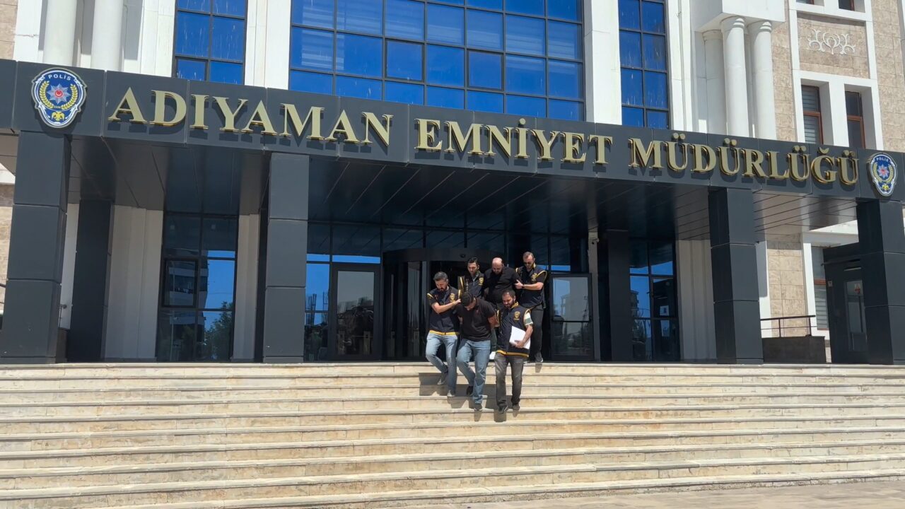 ADIYAMAN (AA) – Adıyaman'da bir minibüsün sürücüsünü darbeden 2 zanlı