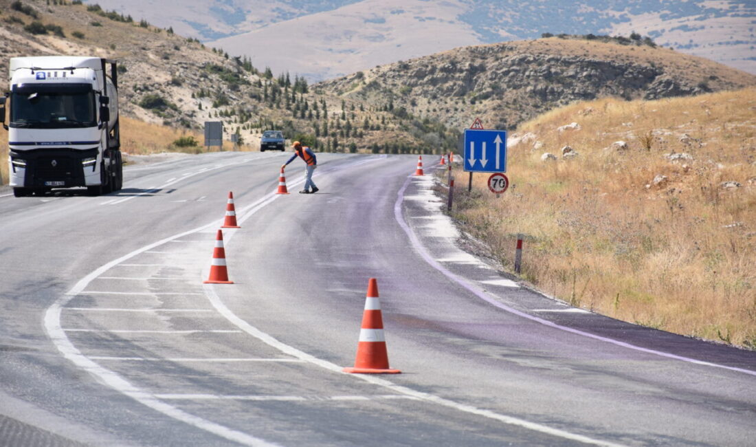 AFYONKARAHİSAR (AA) – Afyonkarahisar'da kara yoluna boya döken tırın sürücüsünün