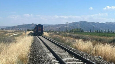 AFYONKARAHİSAR (AA) – Afyonkarahisar'da trenin tarım aracına çarpması sonucu 1