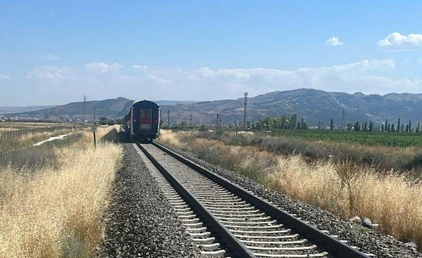 AFYONKARAHİSAR (AA) – Afyonkarahisar'da trenin tarım aracına çarpması sonucu 1