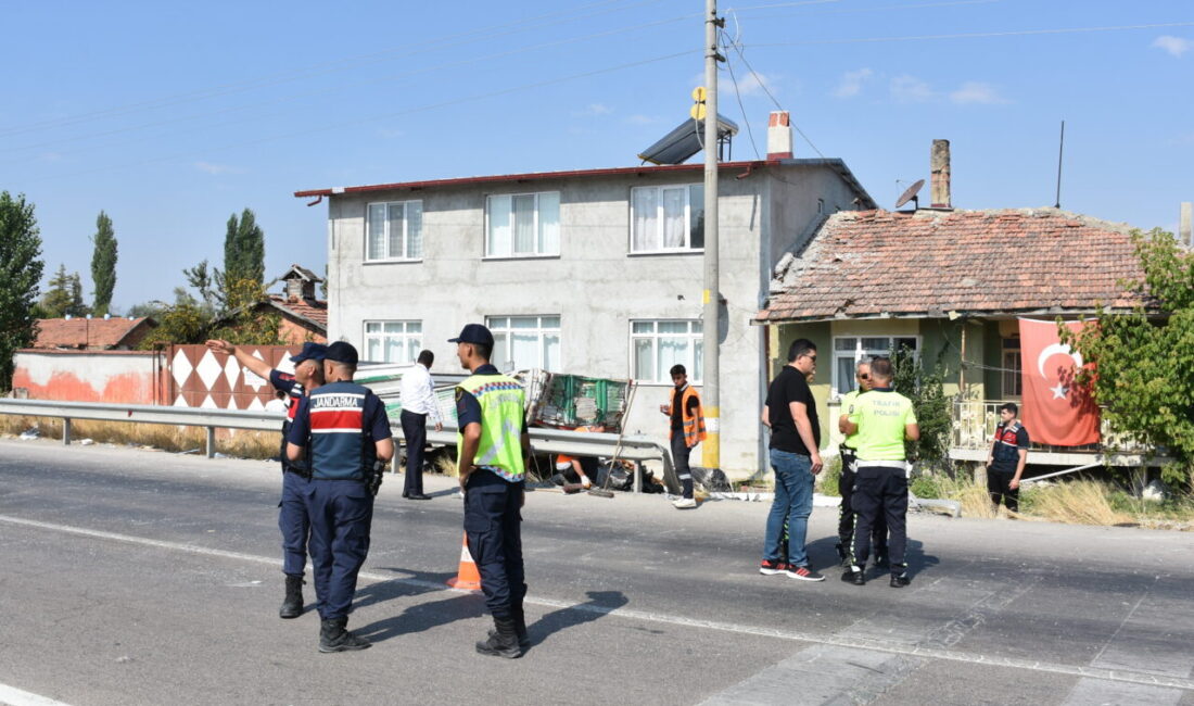 AFYONKARAHİSAR (AA) – Afyonkarahisar'da yolcu otobüsünün kamyonete çarpması sonucu 1