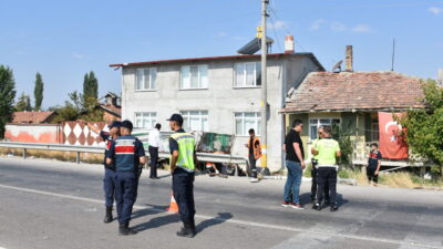 AFYONKARAHİSAR (AA) – Afyonkarahisar'da yolcu otobüsünün kamyonete çarpması sonucu 1
