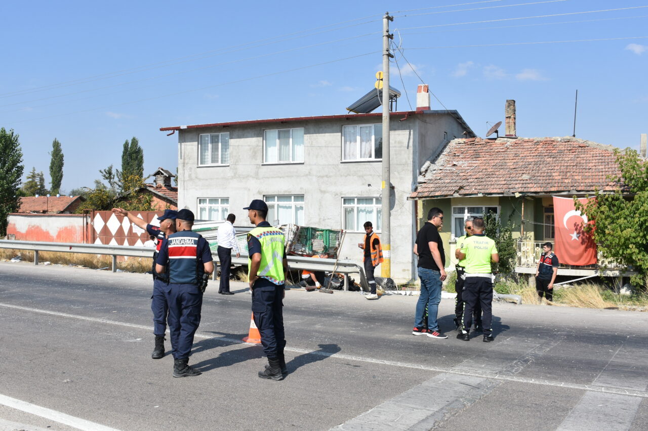 AFYONKARAHİSAR (AA) – Afyonkarahisar'da yolcu otobüsünün kamyonete çarpması sonucu 1