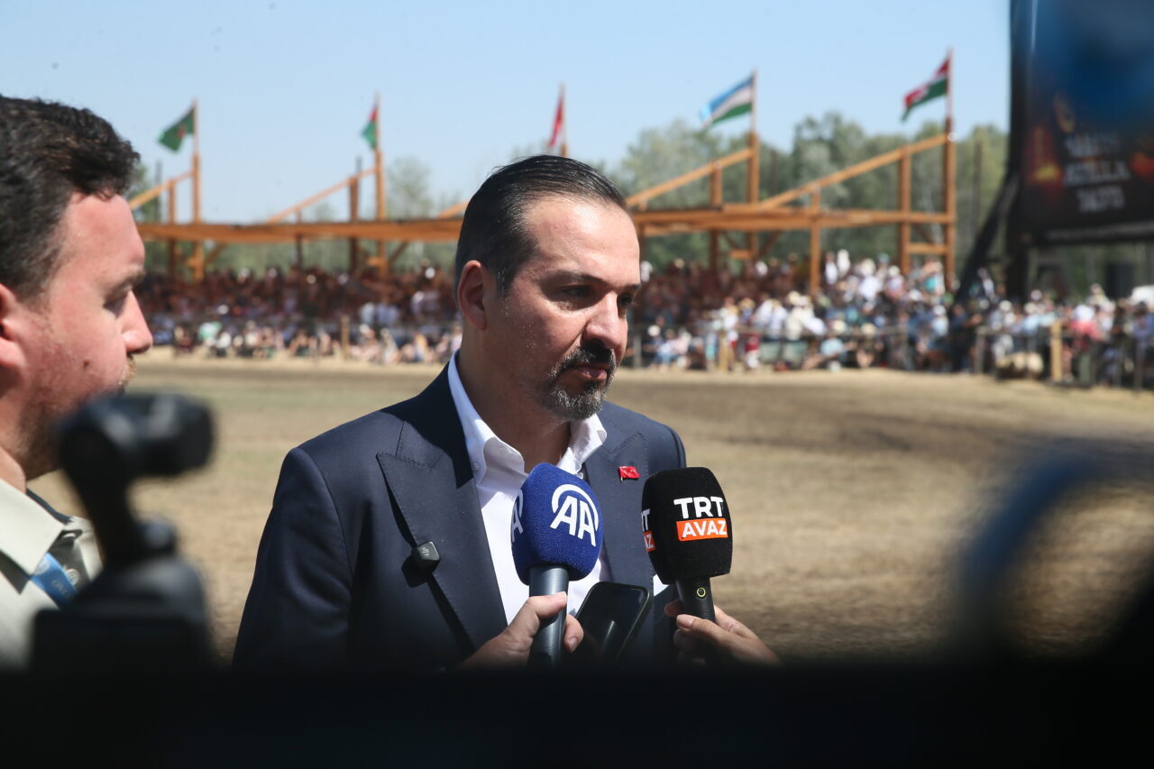 - "Tarihte, Hunlar, Göktürklerden nasıl ayrılamazsa bugün de Türkiye, Macaristan'dan