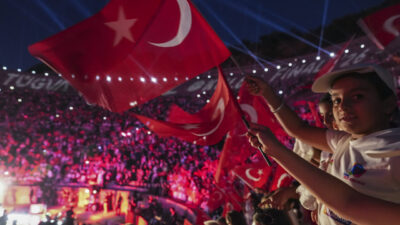 - "Efes'in binlerce yıllık tarihinin arasından, bu meydanı titreten on