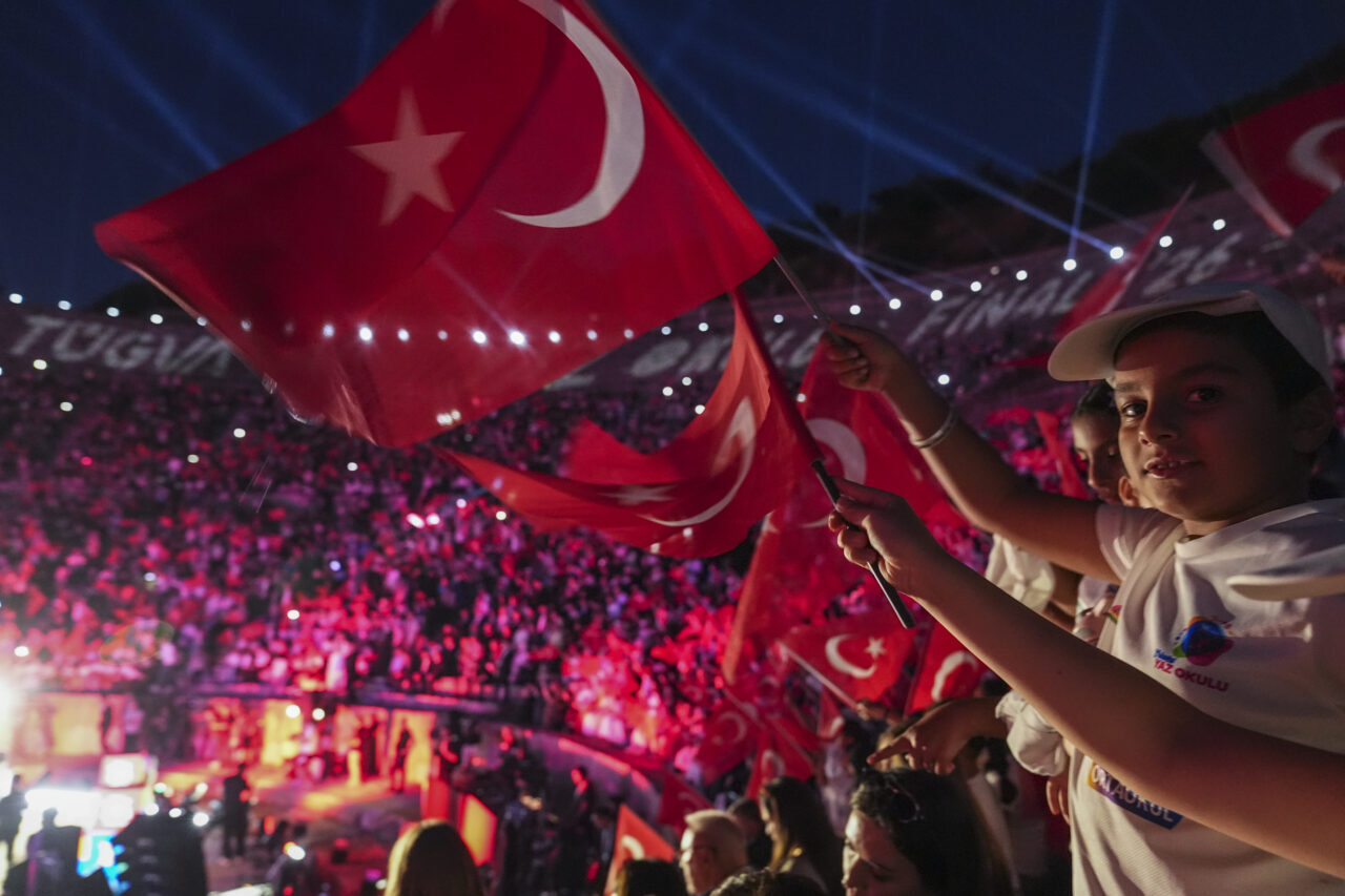 - "Efes'in binlerce yıllık tarihinin arasından, bu meydanı titreten on