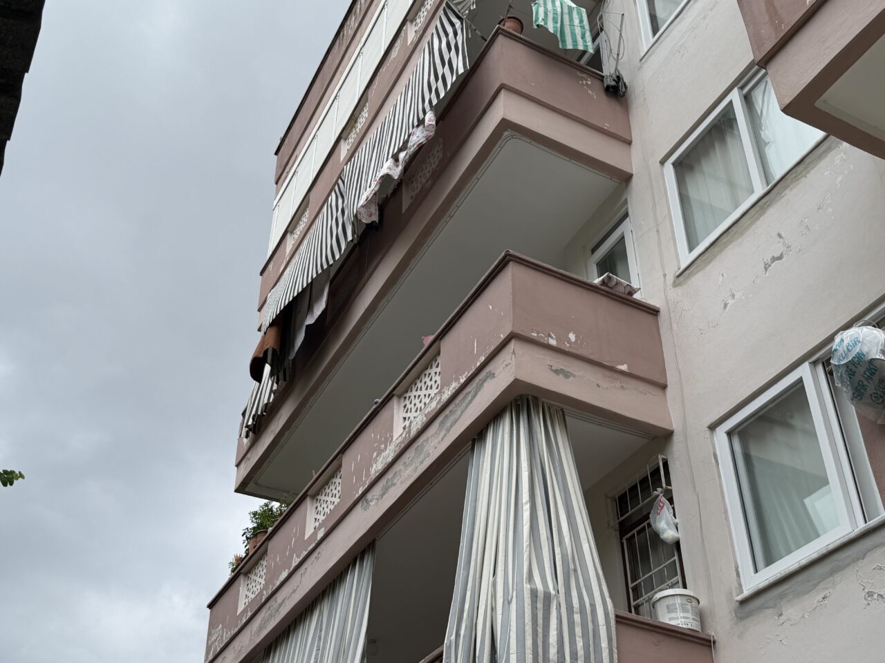 ANTALYA (AA) – Antalya'nın Alanya ilçesinde dördüncü kattaki evinin balkonundan