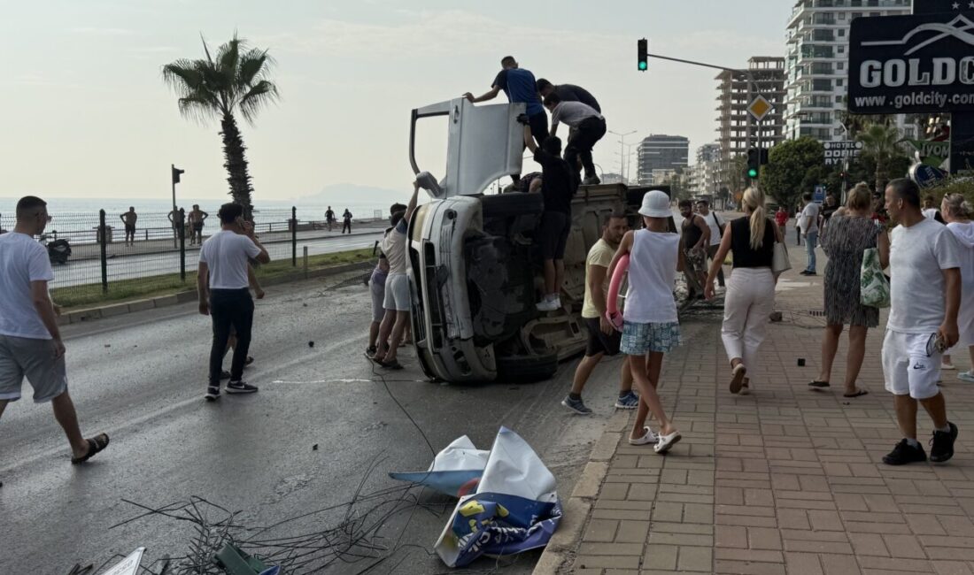 ANTALYA (AA) – Antalya'nın Alanya ilçesinde refüje çarparak devrilen hafif