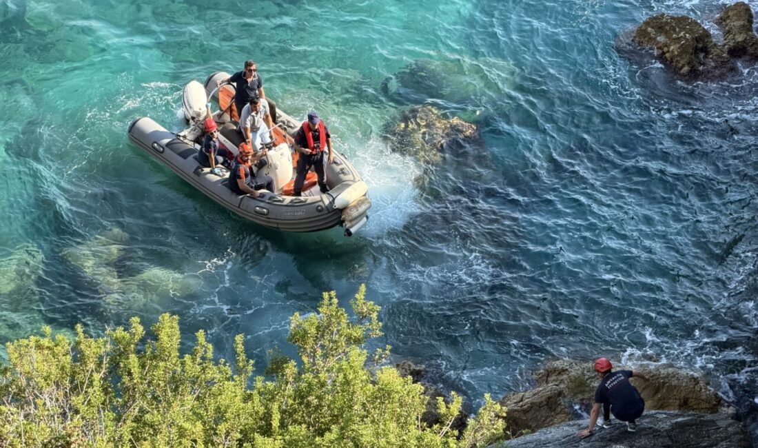 ANTALYA (AA) – Antalya'nın Alanya ilçesinde yüzmek için indiği kayalıklarda