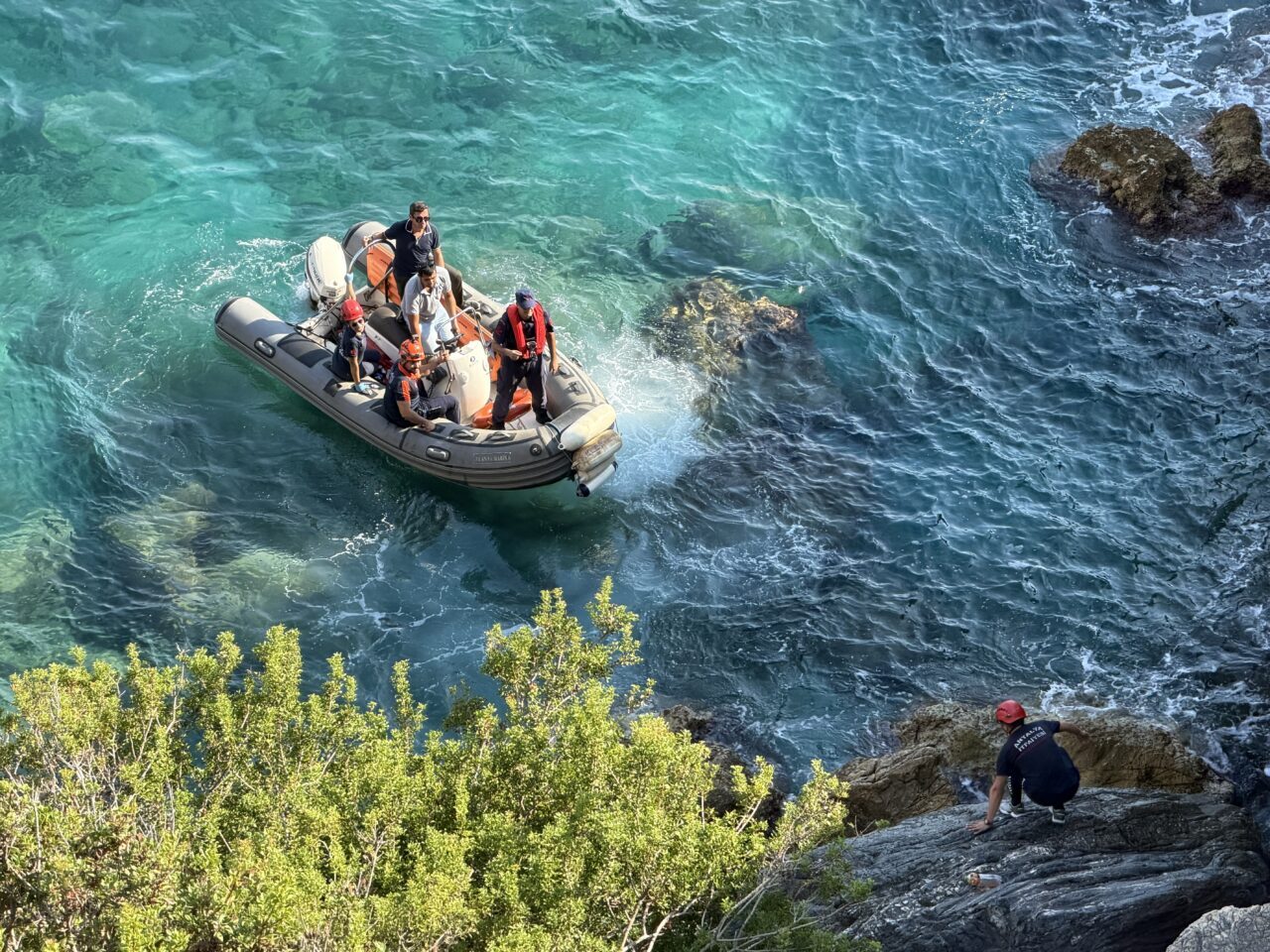 ANTALYA (AA) – Antalya'nın Alanya ilçesinde yüzmek için indiği kayalıklarda