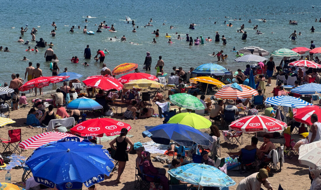 BARTIN (AA) – Bartın'ın Amasra ilçesindeki plajlarda yoğunluk oluştu. Valilikçe
