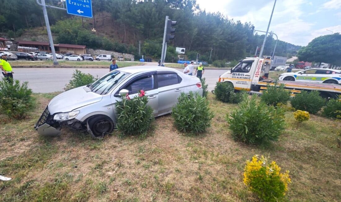 AMASYA (AA) – Amasya'nın Taşova ilçesinde iki otomobilin çarpışması sonucu