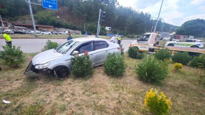 AMASYA (AA) – Amasya'nın Taşova ilçesinde iki otomobilin çarpışması sonucu