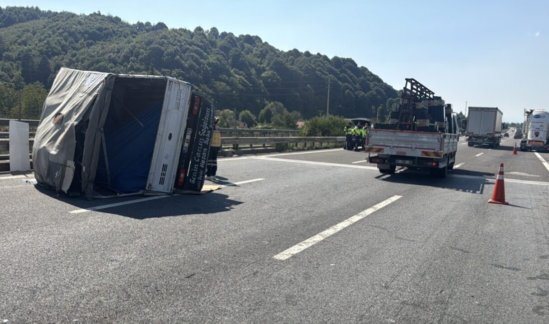 - İstanbul istikametinde bir kamyonet ile iki tırın karıştığı kazada