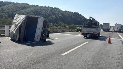 - İstanbul istikametinde bir kamyonet ile iki tırın karıştığı kazada