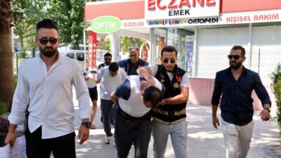 ANTALYA (AA) – Antalya'nın Konyaaltı ilçesinde otomobilini park ettiği sırada