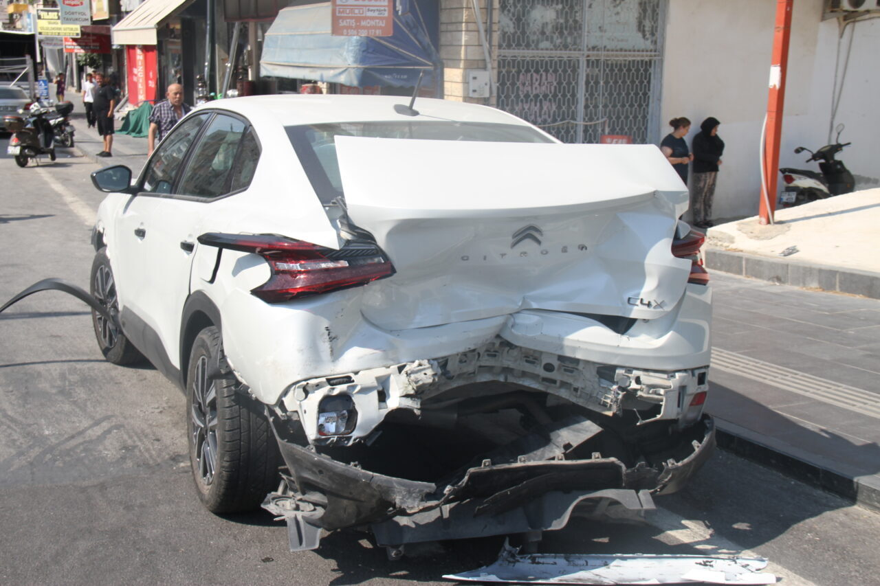 ANTALYA (AA) – Antalya'nın Serik ilçesinde 5 aracın karıştığı zincirleme