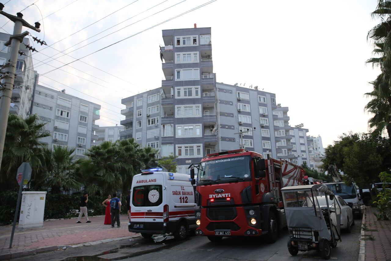 ANTALYA (AA) – Antalya'nın Konyaaltı ilçesinde apartman dairesinde çıkan yangında