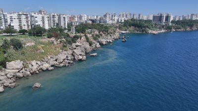 ANTALYA (AA) – Antalya'nın Muratpaşa ilçesinde Falez Parkı'nda boruda oluşan