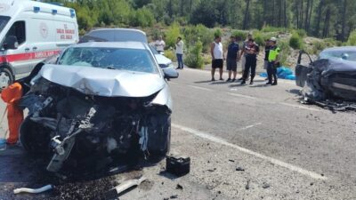 ANTALYA (AA) – Antalya'nın Manavgat ilçesinde iki otomobilin çarpışması sonucu