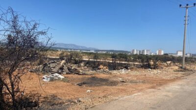 ANTALYA (AA) – Antalya'nın Kepez ilçesinde, moloz dökerken damperi elektrik