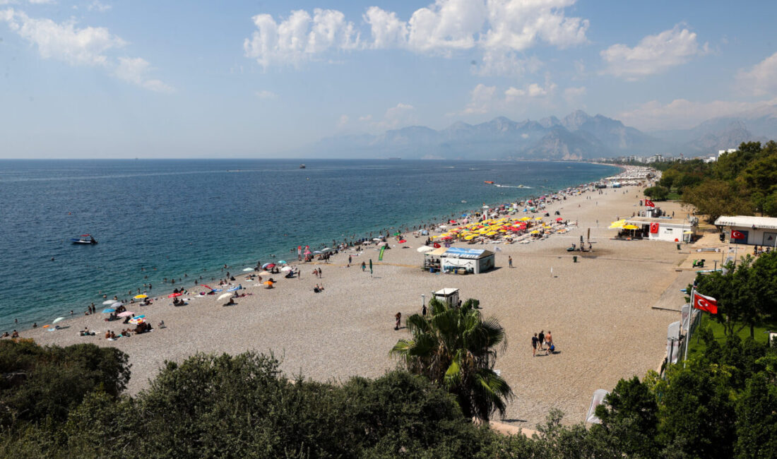 ANTALYA (AA) – Antalya'da etkili olan sıcak havadan bunalanlar, sahillerde