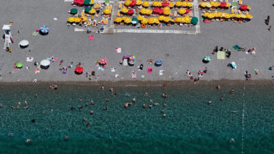 ANTALYA (AA) – Antalya'da etkisini sürdüren sıcak havadan bunalan yerli