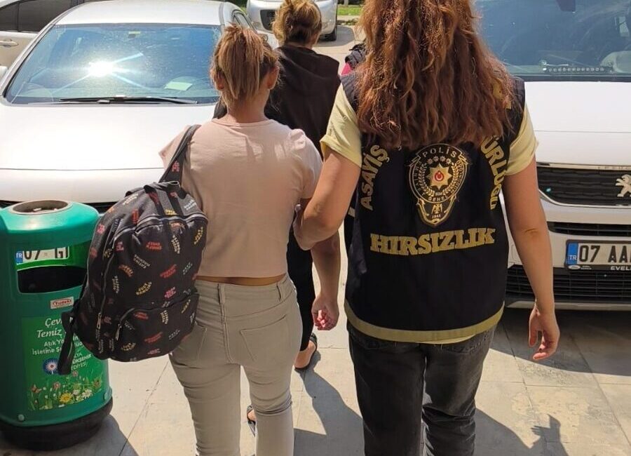 ANTALYA (AA) – Antalya'da tramvayda bir yolcunun cüzdanını yankesicilik yöntemiyle