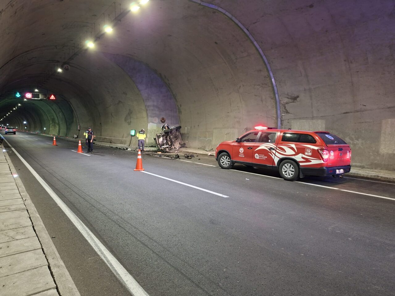 ANTALYA (AA) – Antalya'nın İbradı ilçesinde tünelde duvara çarpan hafif