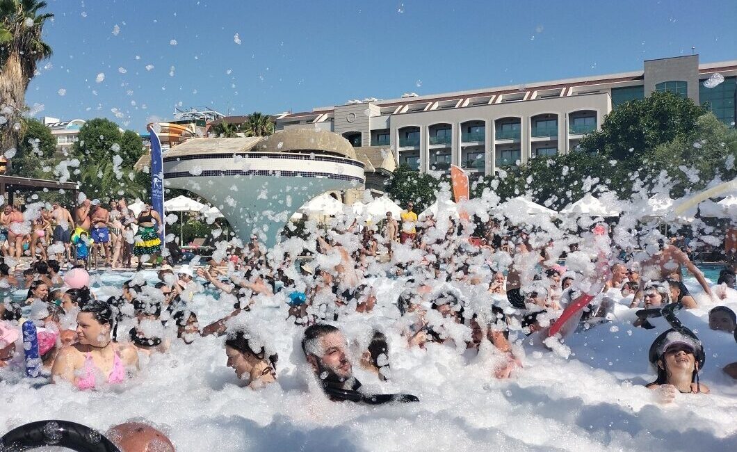 ANTALYA (AA) – Antalya'nın Manavgat ilçesinde sıcak havadan bunalan yerli