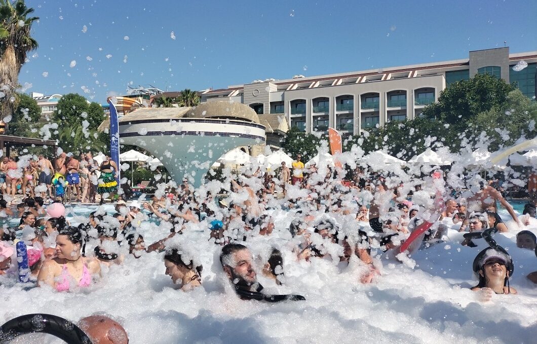 ANTALYA (AA) – Antalya'nın Manavgat ilçesinde sıcak havadan bunalan yerli